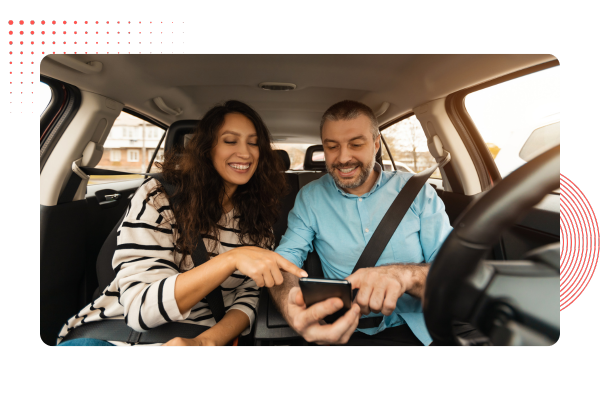 Casal usando aplicativo de rastreamento no carro